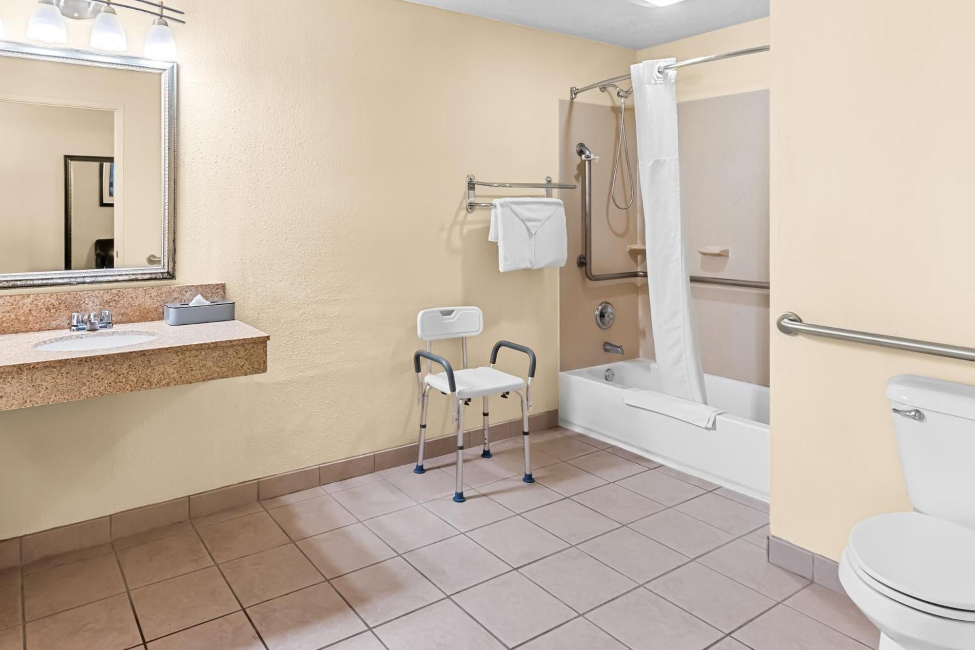 Quality Inn & Suites Vancouver - Hazel Dell Bagian luar foto