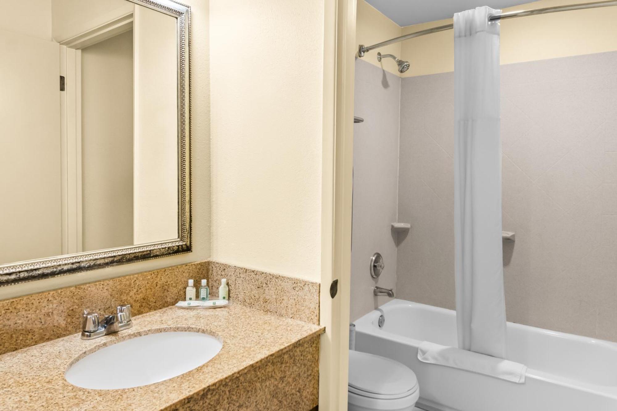 Quality Inn & Suites Vancouver - Hazel Dell Bagian luar foto