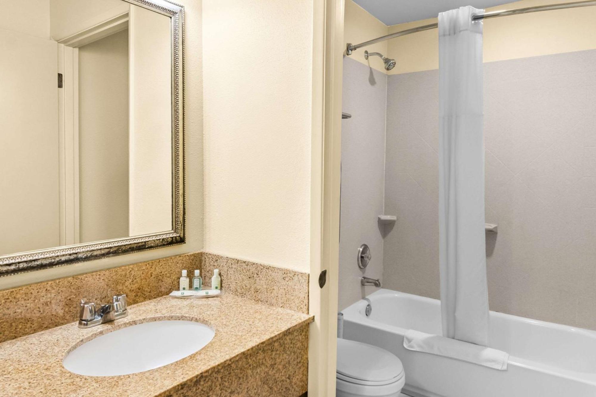Quality Inn & Suites Vancouver - Hazel Dell Bagian luar foto