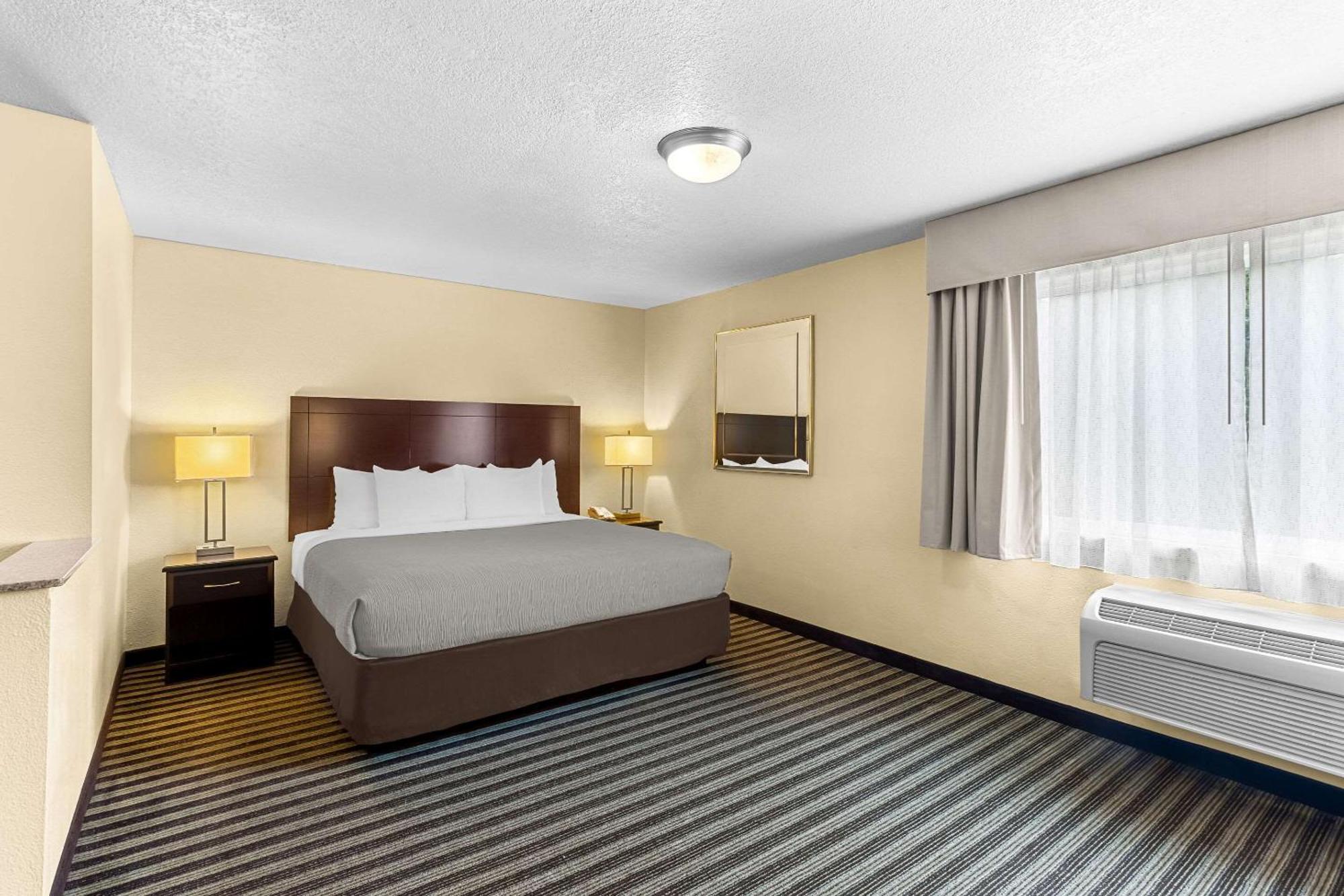 Quality Inn & Suites Vancouver - Hazel Dell Bagian luar foto