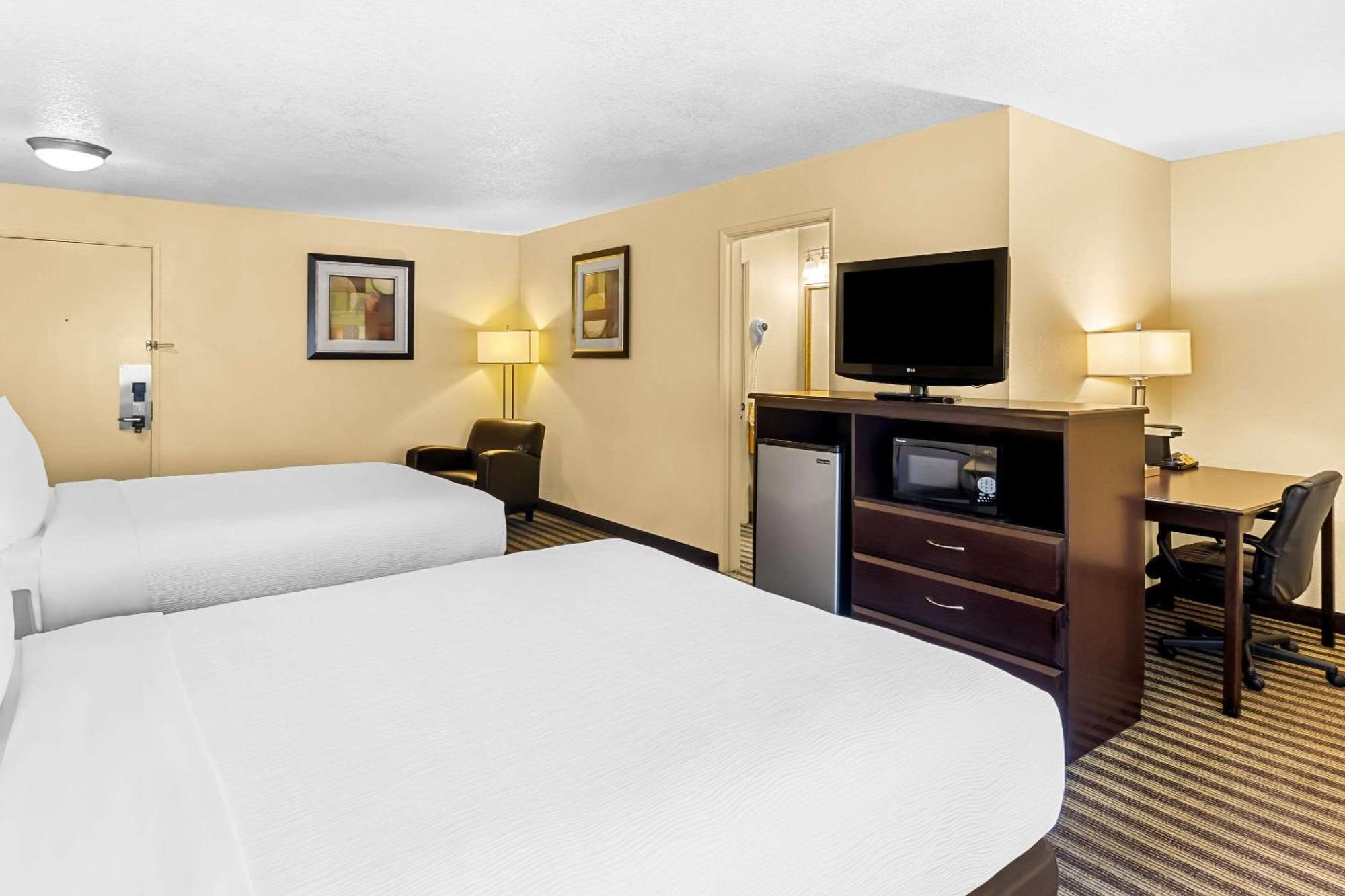 Quality Inn & Suites Vancouver - Hazel Dell Bagian luar foto