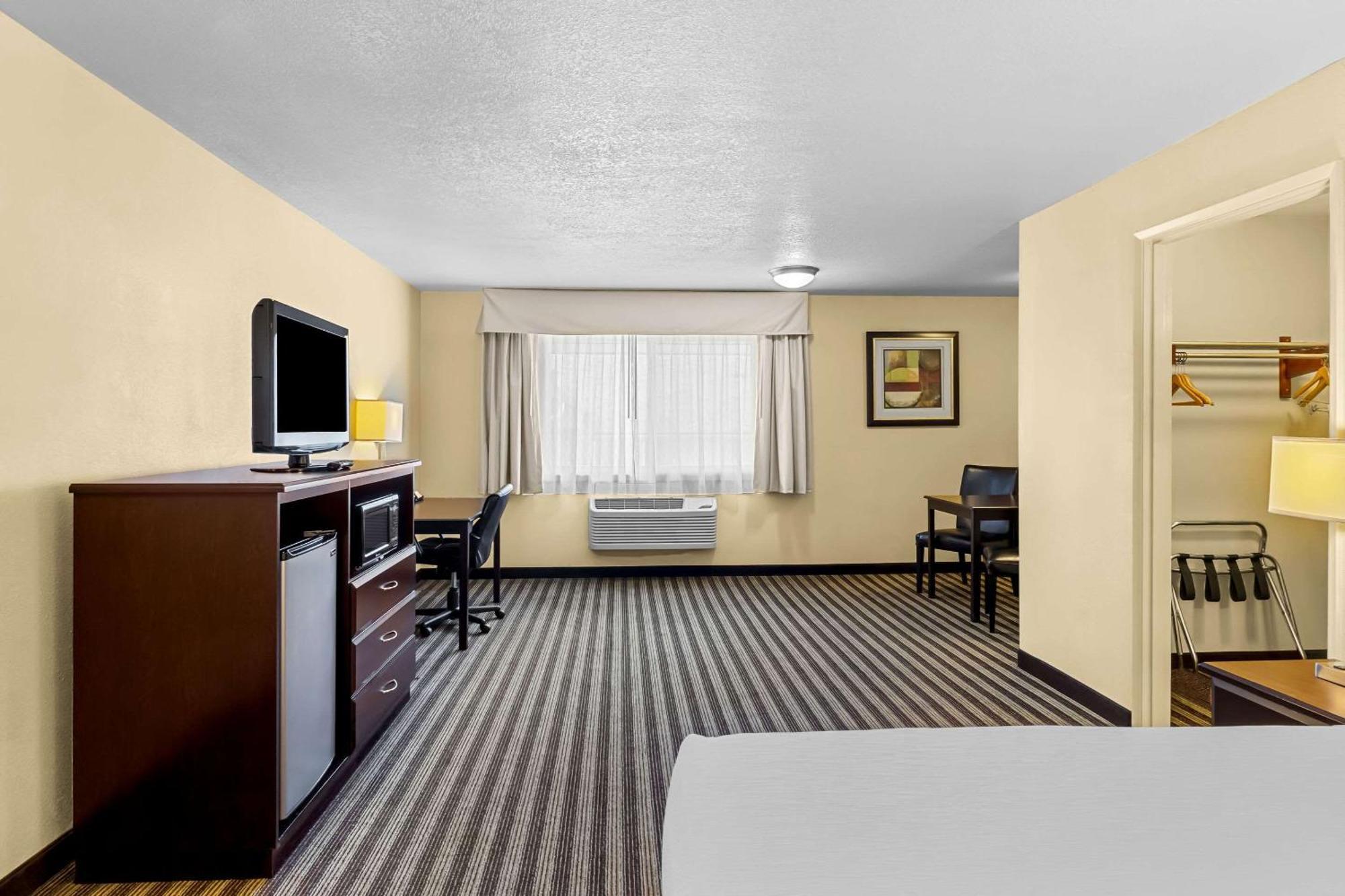 Quality Inn & Suites Vancouver - Hazel Dell Bagian luar foto