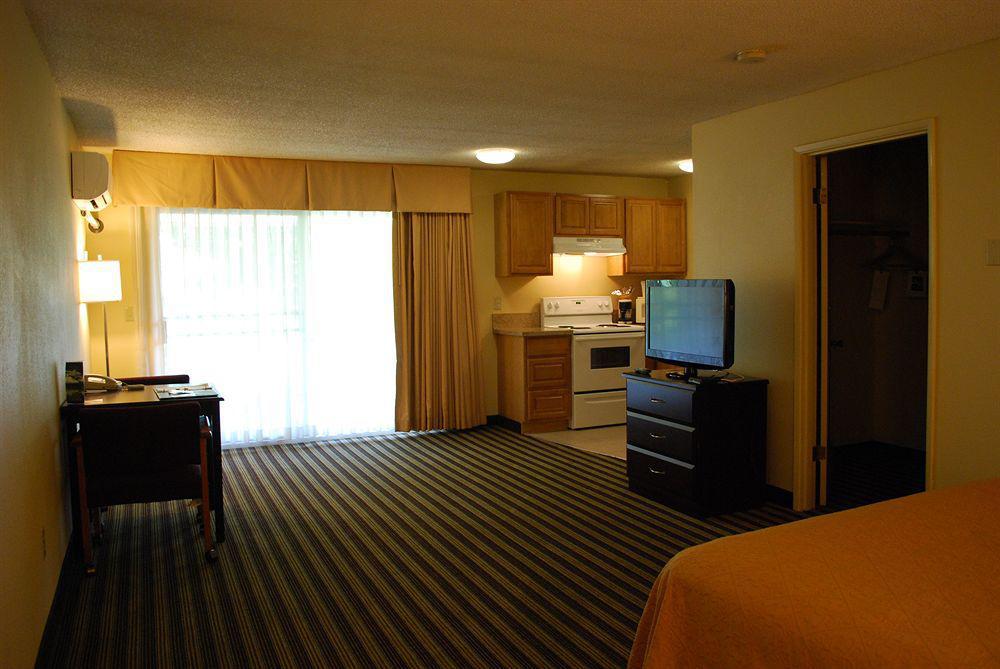 Quality Inn & Suites Vancouver - Hazel Dell Bagian luar foto